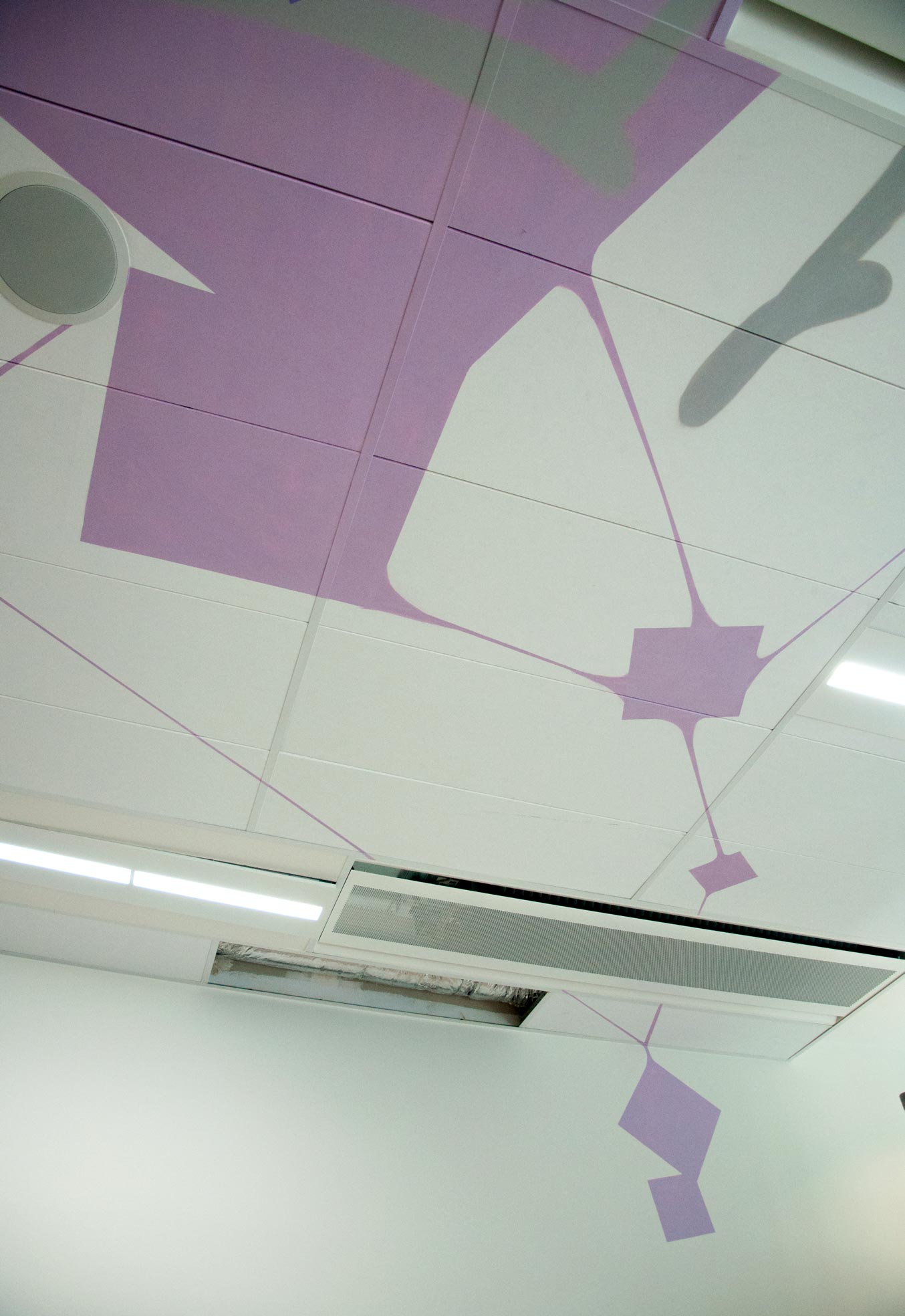 aeroport de paris decoration fresque espace detente peinture graff realisme main robot futur avion transport plafond