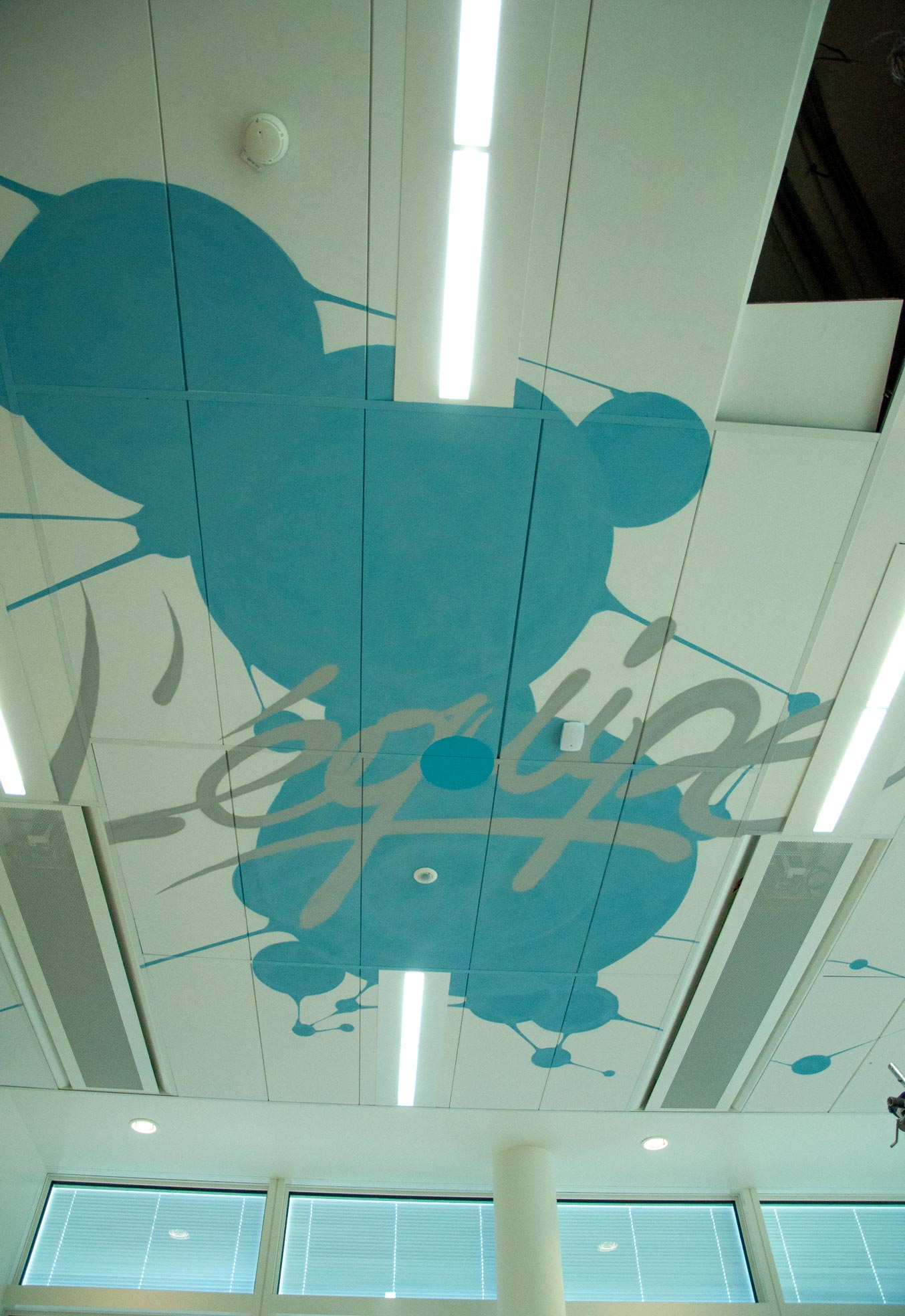 décor design aeroport de paris decoration fresque espace detente peinture graff realisme main robot futur avion transport plafond