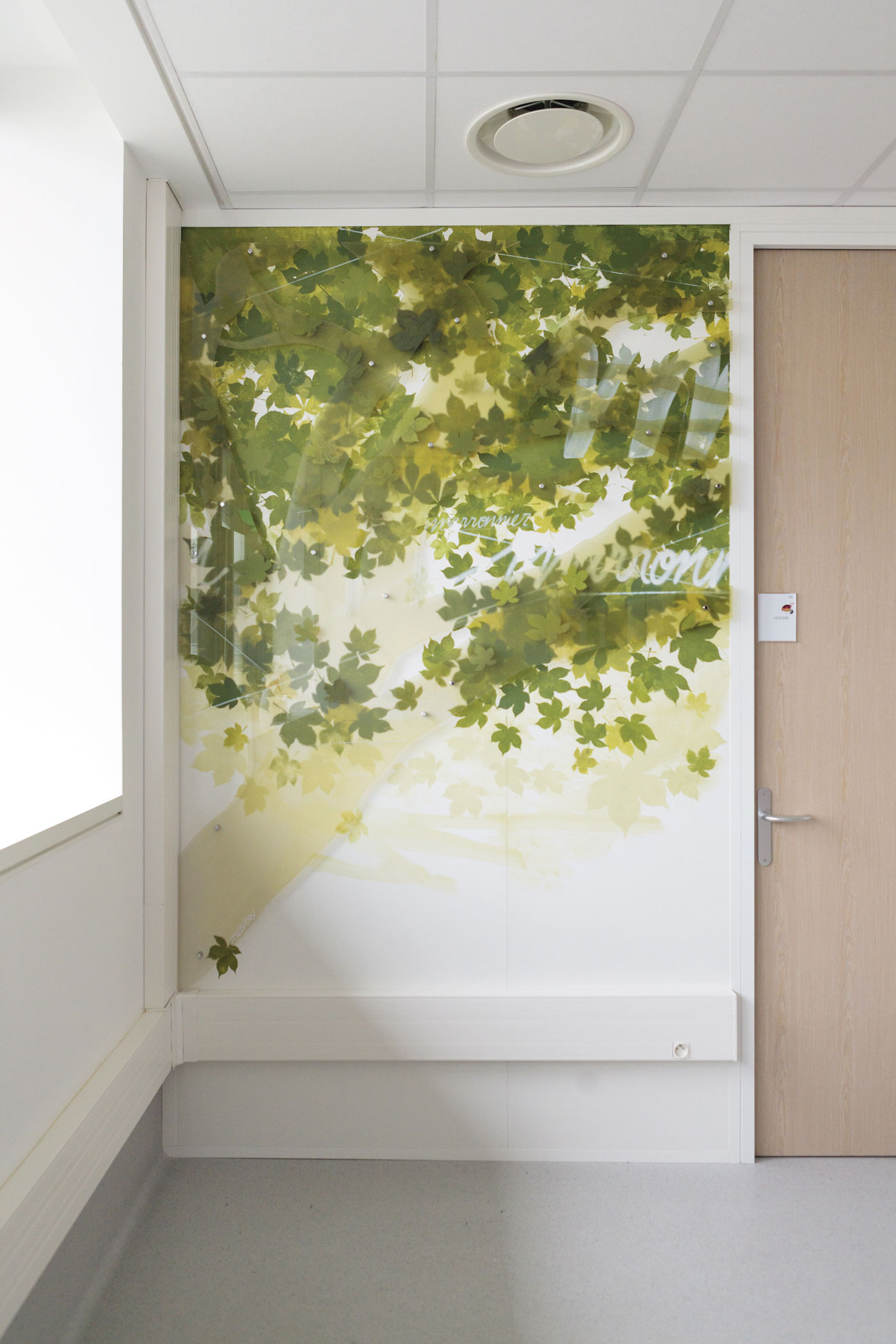 Décor végétal l'oreal france paris decoration peinture arbre cerisier salle d'attente graphisme habillage interieur