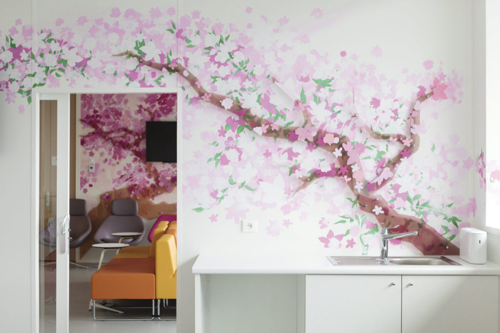peinture graphique l'oreal france paris decoration peinture arbre cerisier salle d'attente graphisme habillage interieur