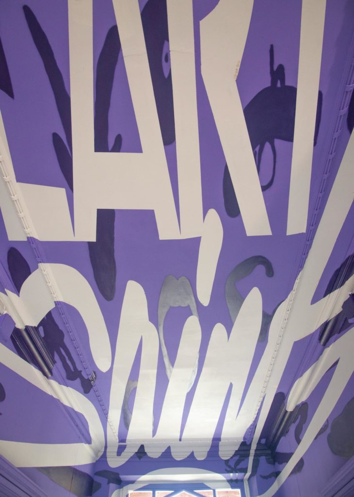 anamorphose décoration intérieure art peinture déco violet typographie reserve pochoir graff